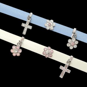 Armbänder (blau & weiß) mit Strass Blümchen & Kreuzen weiß & rosa